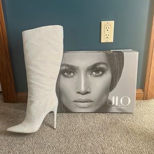 Winter white (iridescent) Women’s 9.5 heeled boot.